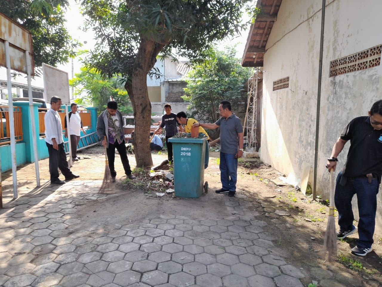 Pejabat dan Pegawai DKPP Cilegon Gelar Jumsih, Jadikan Kantor Sebagai Rumah Kedua 1 Pejabat dan Pegawai DKPP Cilegon Gelar Jumsih, Jadikan Kantor Sebagai Rumah Kedua