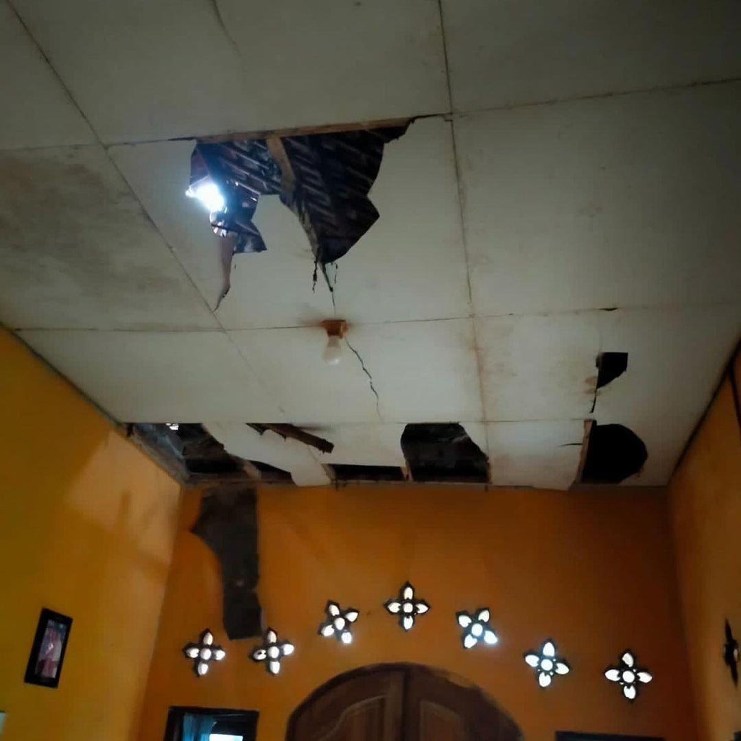 Tersambar Petir, Rumah Warga Kampung Kubang Pandeglang Rusak 1 Tersambar Petir, Rumah Warga Kampung Kubang Pandeglang Rusak