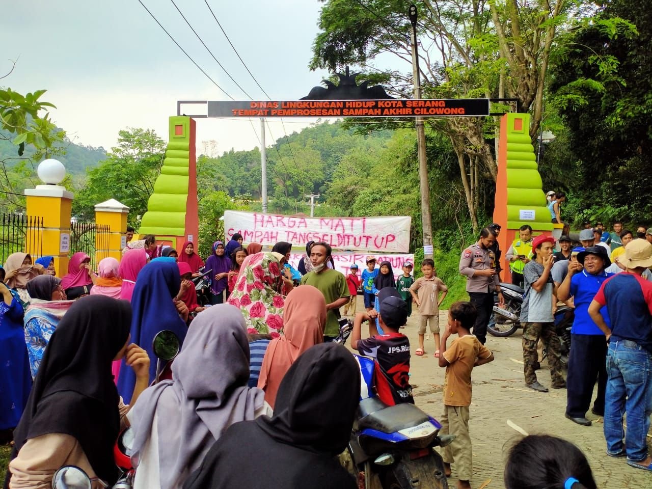 Bau Busuk Sepanjang Jalan, Dewan Kota Serang Minta Kerja Sama Pengelolaan Sampah Kota Tangsel Dievaluasi 1 Protes Bau Sampah dari Kota Tangsel, Ratusan Warga Blokir Pintu Gerbang Utama TPAS Cilowong Kota Serang