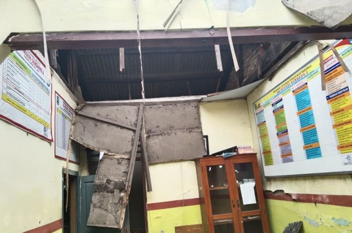 Material Sudah Bapuk, Plafon Gedung SDN Serdang 2 Kabupaten Serang Akhirnya Ambruk