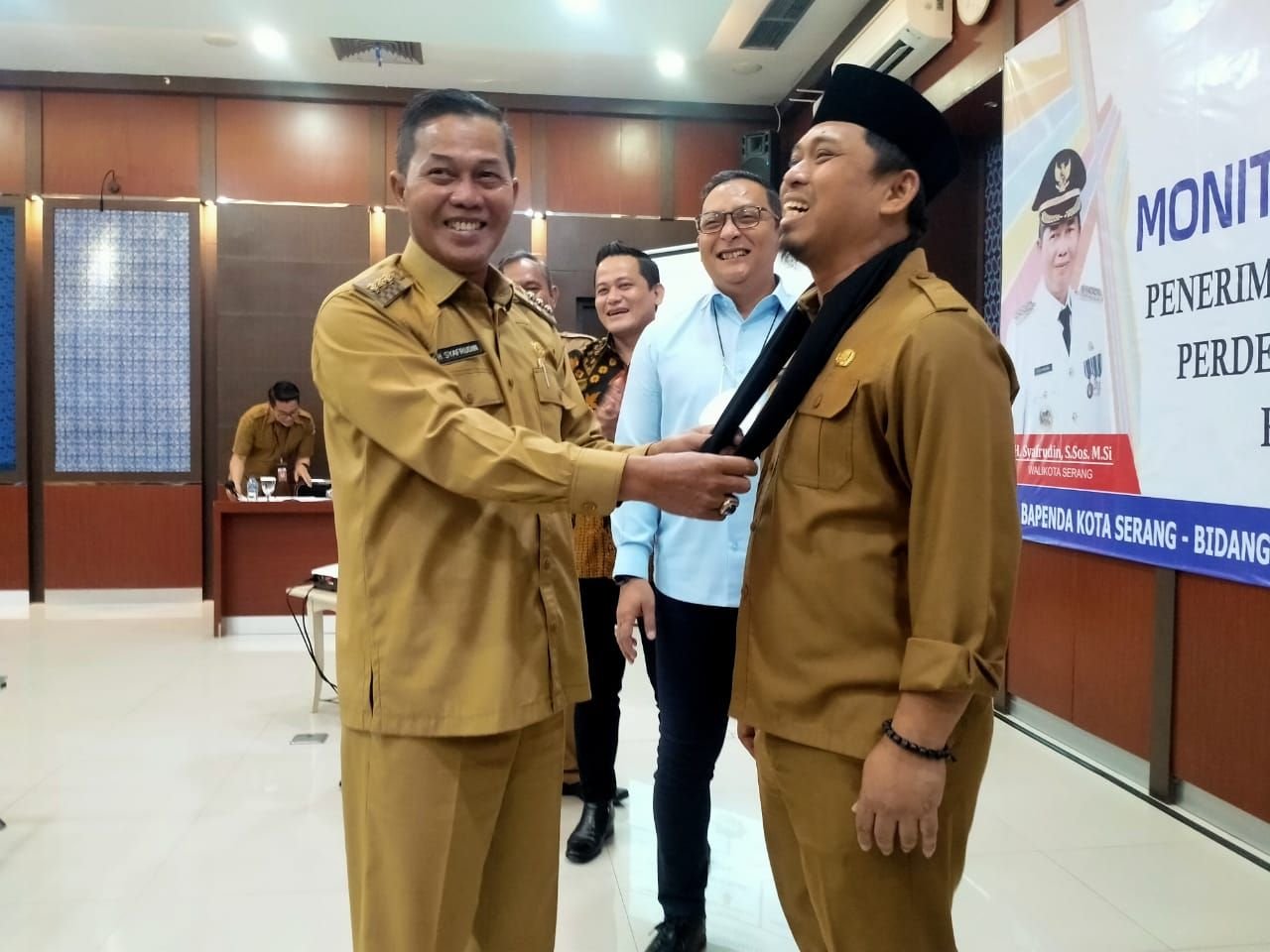 Nah Loh... Walikota Serang Beri Sorban Hitam ke Camat Kasemen dan 18 Lurah se Kota Serang, Kenapa Ya? 1 Nah Loh... Walikota Serang Beri Sorban Hitam ke Camat Kasemen dan 18 Lurah se Kota Serang, Kenapa Ya?