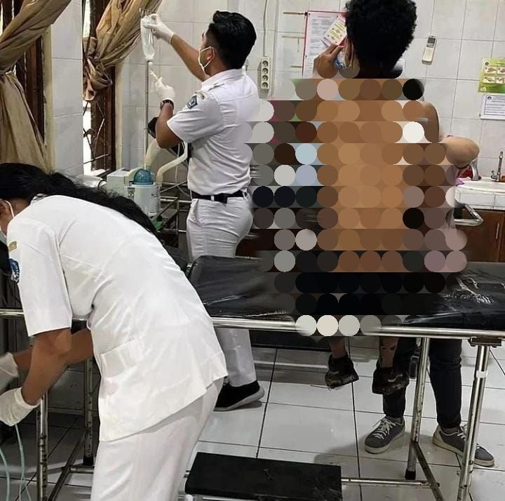 Bikin Panik! Viral Seorang Pria Berpakaian Adat di Bali Mengamuk dan Serang Warga dengan Pisau 1 Bikin Panik! Viral Seorang Pria Berpakaian Adat di Bali Mengamuk dan Serang Warga dengan Pisau