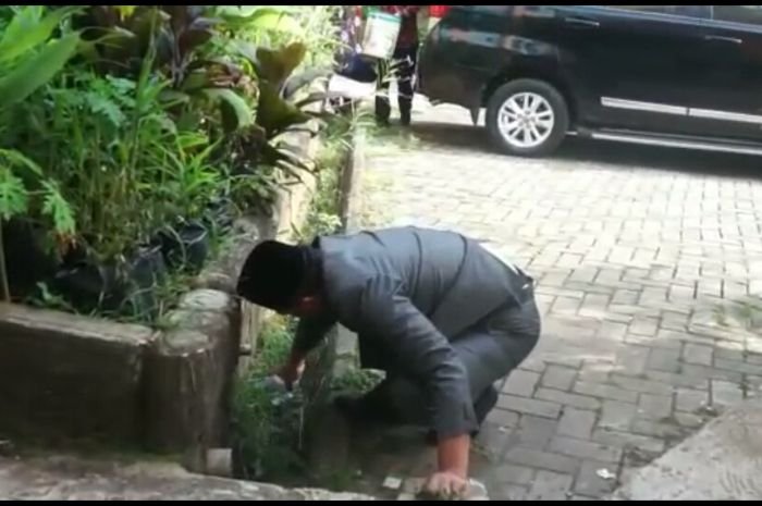 Punguti Sampah Sampai di Got Kantor Kecamatan Ciwandan, Wakil Walikota Cilegon: Ayo Ambil Bareng-bareng! 3 Punguti Sampah Sampai di Got Kantor Kecamatan Ciwandan, Wakil Walikota Cilegon: Ayo Ambil Bareng-bareng!