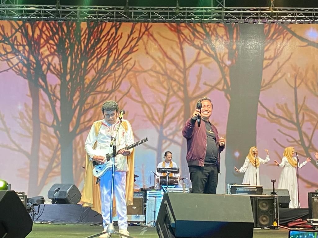 Hibur Warga Kota Serang, Raja Dangdut Rhoma Irama Duet Bareng Wakil Walikota Serang Subadri Ushuludin 2 Hibur Warga Kota Serang, Raja Dangdut Rhoma Irama Duet Bareng Wakil Walikota Serang Subadri Ushuludin