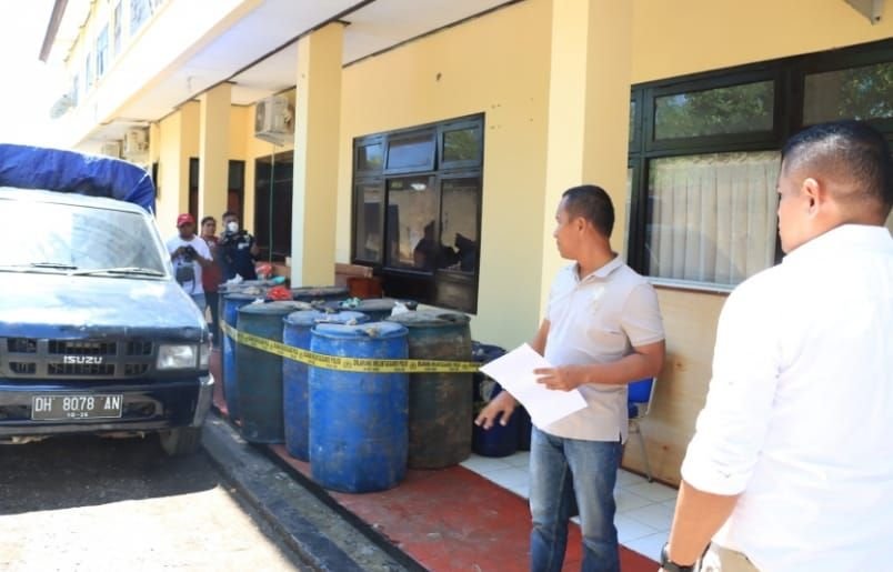 Akibat Timbun 6 Ton BBM Bersubsidi, Warga Kupang Diamankan Polis 1 Akibat Timbun 6 Ton BBM Bersubsidi, Warga Kupang Diamankan Polis