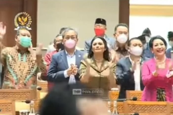Viral Video Anggota DPR RI Rayakan Ulang Tahun Puan Maharani Kala Mahasiswa Demo BBM di luar Gedung 1 Viral Video Anggota DPR RI Rayakan Ulang Tahun Puan Maharani Kala Mahasiswa Demo BBM di luar Gedung