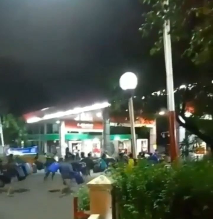 Viral Diduga Warga Jakarta Serbu SPBU, Keroyokan Sambil Berlari Bawa Jeriken Kosong 1 Viral Diduga Warga Jakarta Serbu SPBU, Keroyokan Sambil Berlari Bawa Jeriken Kosong