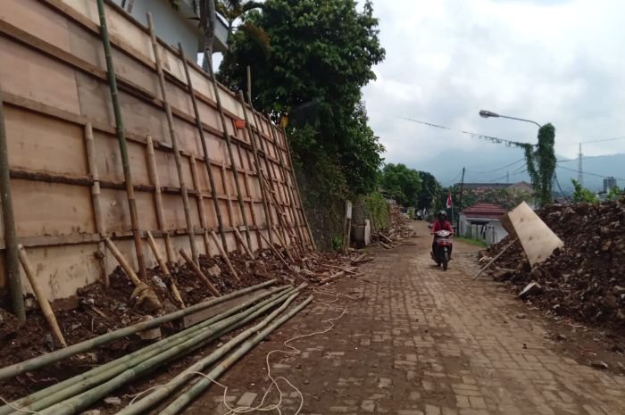Demi Proyek Pembangunan TPT Gedung Negara, Pemkab Pandeglang Gelontorkan Rp 676 Juta 1 Demi Proyek Pembangunan TPT Gedung Negara, Pemkab Pandeglang Gelontorkan Rp 676 Juta