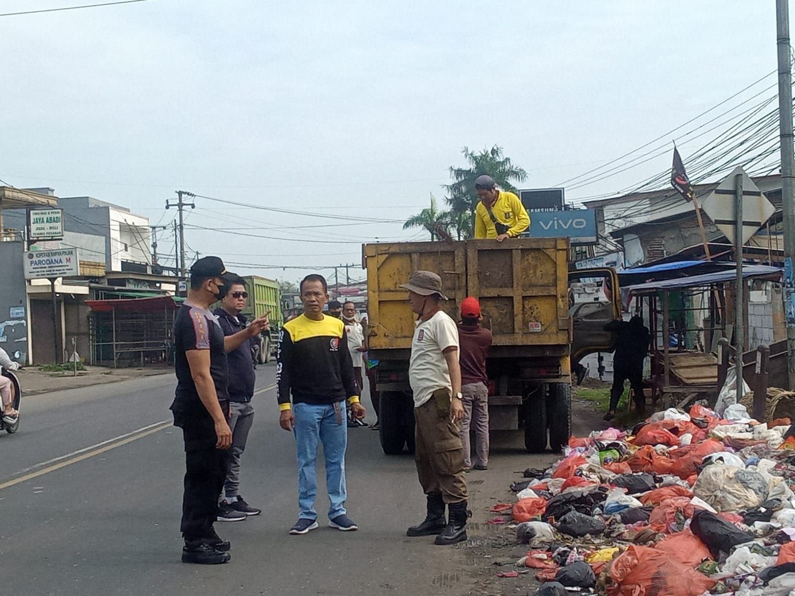 Muspika Kibin Kabupaten Serang Angkut 15 Truk Sampah, Sebagian Dipenuhi Belatung 10 Muspika Kibin Kabupaten Serang Angkut 15 Truk Sampah, Sebagian Dipenuhi Belatung