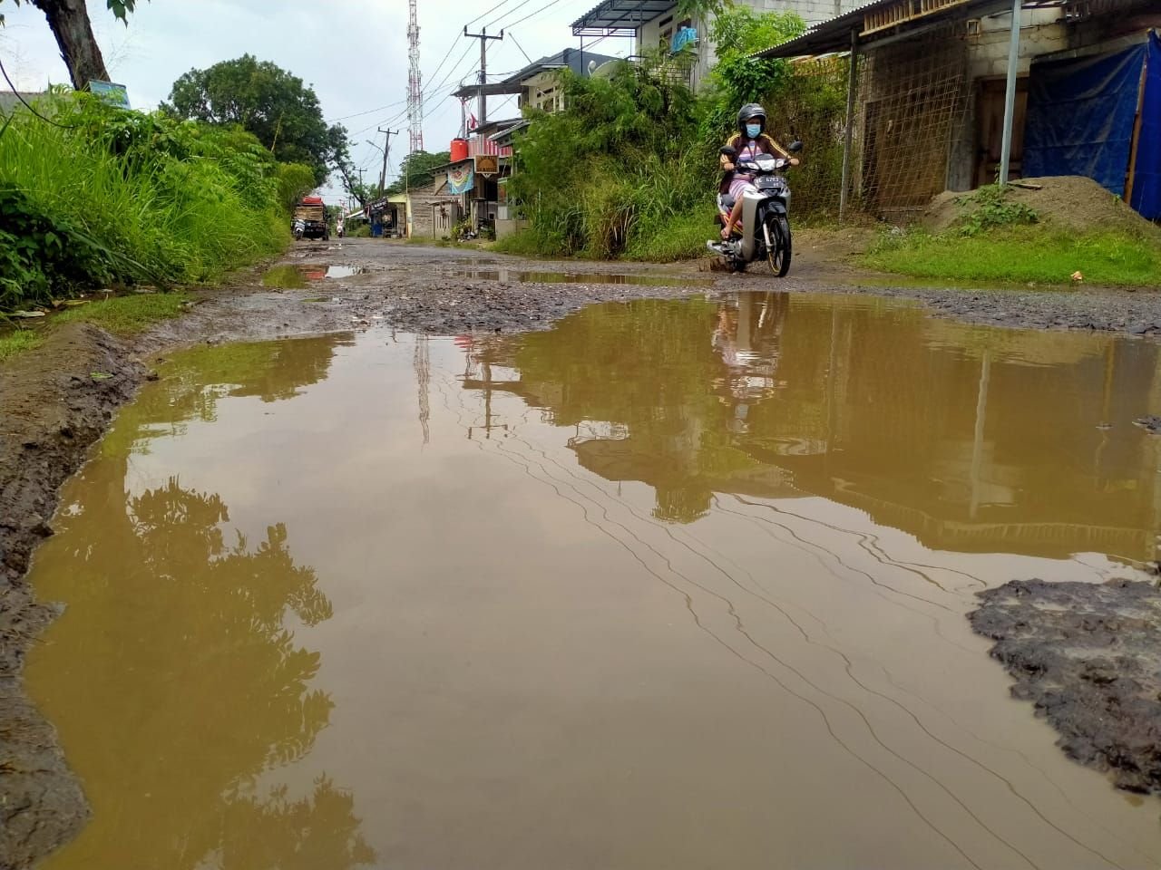Banyak Warga Jadi Korban, Jalan Kalodran-Sindangraksa Mirip Kubangan Kerbau 4 Banyak Warga Jadi Korban, Jalan Kalodran-Sindangraksa Mirip Kubangan Kerbau