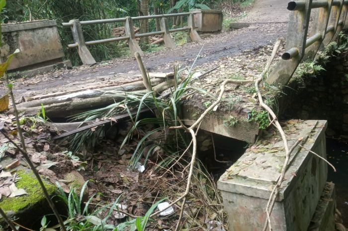 Ngeri.... Jembatan yang Nyaris Ambruk di Desa Pakuncen Kabupaten Serang Malah Jadi Tempat Bermain Anak-anak 2 Ngeri.... Jembatan yang Nyaris Ambruk di Desa Pakuncen Kabupaten Serang Malah Jadi Tempat Bermain Anak-anak