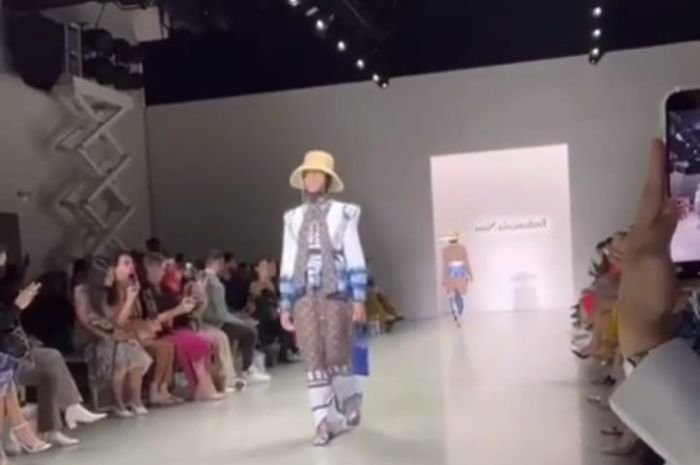 Baim Wong Bareng Vivi Zubaidi Pamerkan Kain Sasirangan Banjarbaru Kalimantan di Ajang New York Fashion Week 1 Baim Wong Bareng Vivi Zubaidi Pamerkan Kain Sasirangan Banjarbaru Kalimantan di Ajang New York Fashion Week