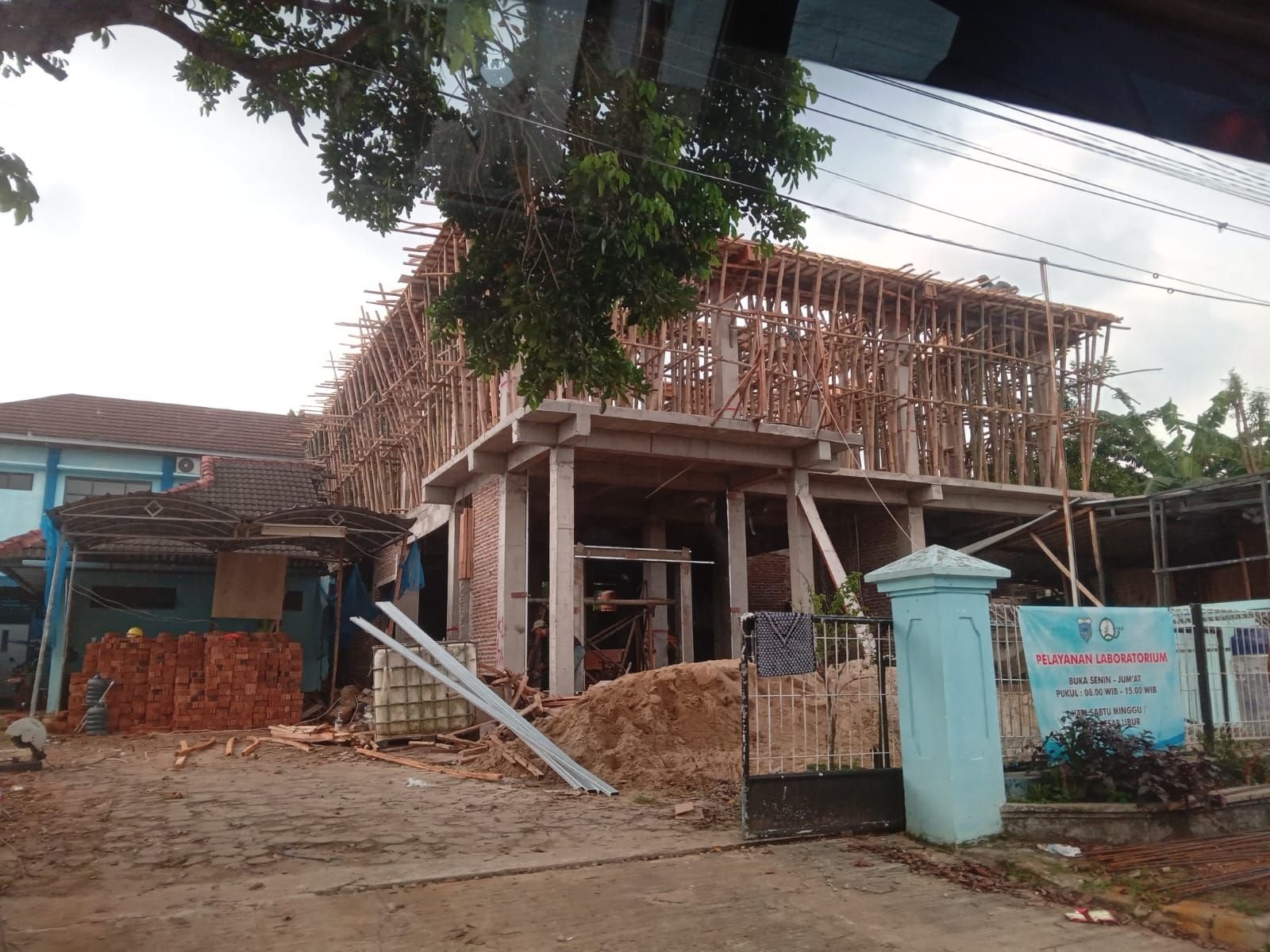 Renovasi Gedung Labkesda Dinilai Abaikan Keselamatan dan Kesehatan Kerja Konstruksi 1 Renovasi Gedung Labkesda Dinilai Abaikan Keselamatan dan Kesehatan Kerja Konstruksi