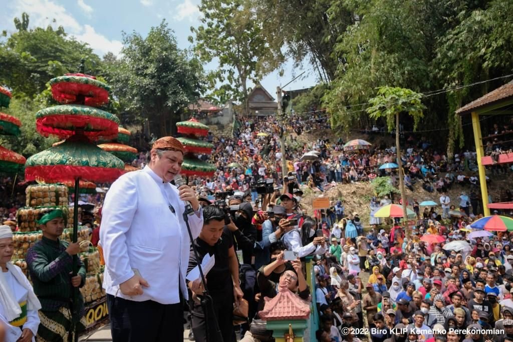 Dihadiri Menko Airlangga, Puluhan Ribu Masyarakat Warnai Puncak Acara Saparan Apem Yaa Qowiyyu 1 Dihadiri Menko Airlangga, Puluhan Ribu Masyarakat Warnai Puncak Acara Saparan Apem Yaa Qowiyyu