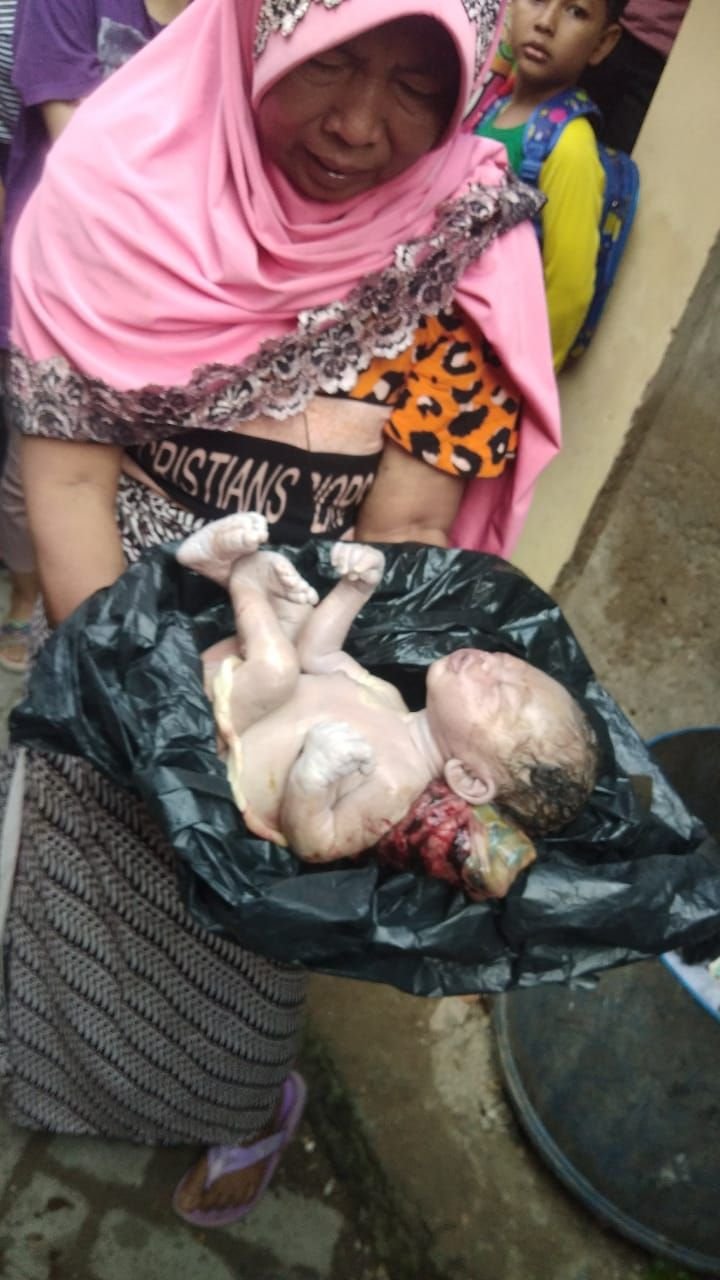 Warga Kibin Digegerkan Penemuan Bayi Perempuan di Tong Sampah 6 Warga Kibin Digegerkan Penemuan Bayi Perempuan di Tong Sampah