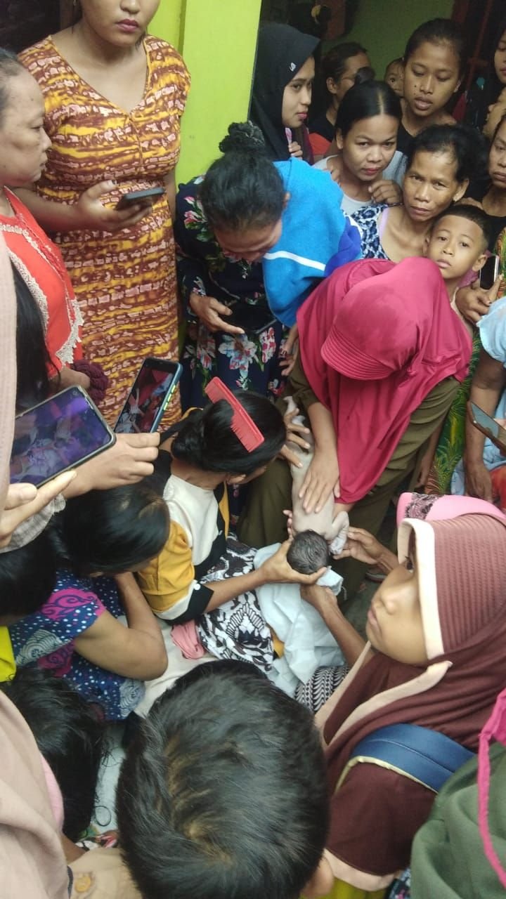 Warga Kibin Kabupaten Serang Digegerkan Penemuan Bayi Perempuan Dalam Tong Sampah 1 Warga Kibin Kabupaten Serang Digegerkan Penemuan Bayi Perempuan Dalam Tong Sampah