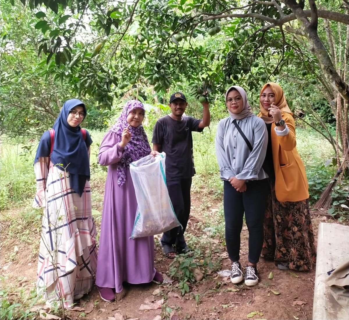 Gelar Pelatihan, Tim PKM UNSERA Manfaatkan Limbah Pertanian Jeruk Jadi Kompos dan Pupuk Cair