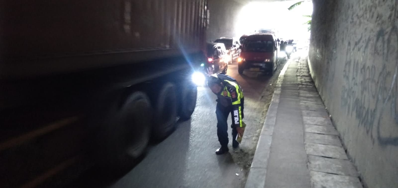 Kecelakaan Tragis di Kibin, Suami Selamat Tapi Istri dan Anak 5 Tahun Tewas Tergilas Truk Kontainer 6 Kecelakaan Tragis di Kibin, Suami Selamat Tapi Istri dan Anak 5 Tahun Tewas Tergilas Truk Kontainer