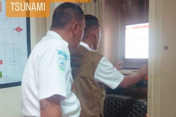 Khawatir Tidak Berfungsi di Saat Genting, Sirine Tsunami di Pesisir Pantai Pandeglang Diuji Coba 4 Khawatir Tidak Berfungsi di Saat Genting, Sirine Tsunami di Pesisir Pantai Pandeglang Diuji Coba