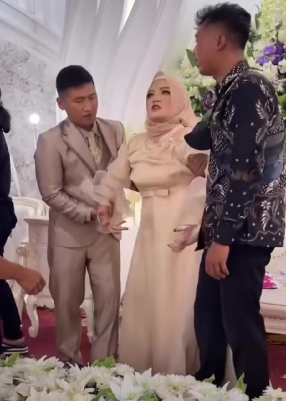 Viral! Pengantin Perempuan Kesurupan saat Resepsi Pernikahan, Mata Melotot dan Menari 1 Viral! Pengantin Perempuan Kesurupan saat Resepsi Pernikahan, Mata Melotot dan Menari