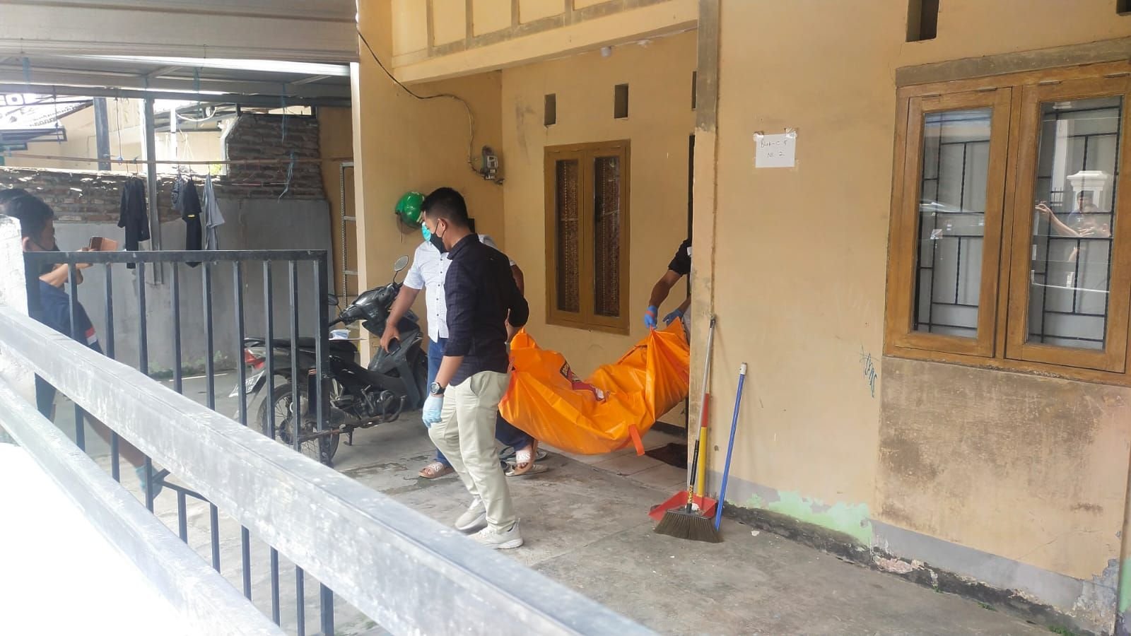 Warga BIP Kota Serang, Ditemukan Membusuk di Dalam Kamar 1 Warga BIP Kota Serang, Ditemukan Membusuk di Dalam Kamar