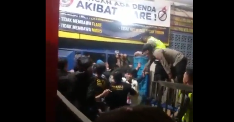 Video Detik-detik Ratusan Supporter Arema di Kanjuruhan Meregang Nyawa