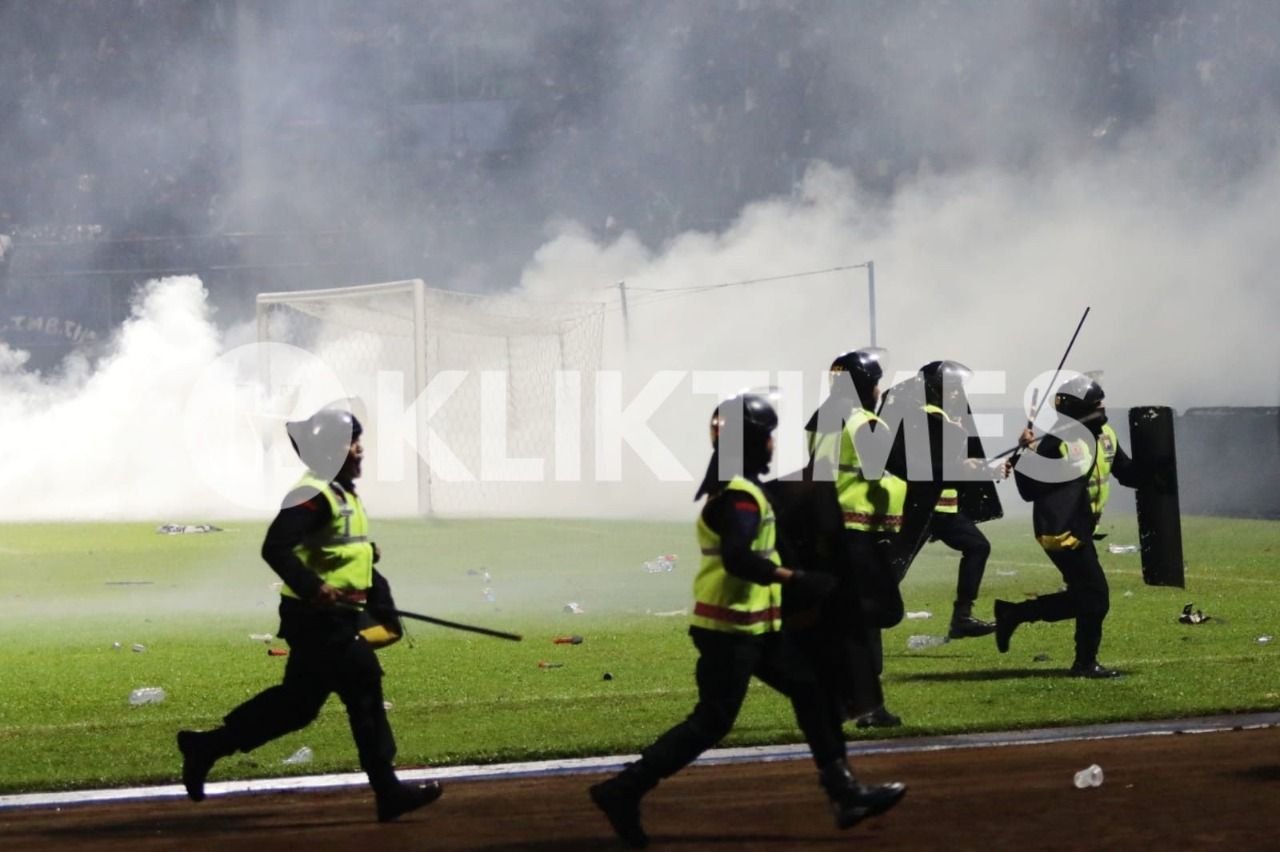 Tertangkap Kamera! Seorang Aremania Meminta Polisi Tak Tembakkan Gas Air Mata Justru Dibentak