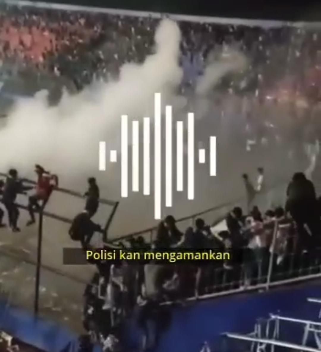 Suara Penonton Selamat Tragedi Kanjuruhan: Kok Moro-Moro Nembaki Gas Air Mata dari Tribun 1 Sampai Tribun 14 1 Suara Penonton Selamat Tragedi Kanjuruhan: Kok Moro-Moro Nembaki Gas Air Mata dari Tribun 1 Sampai Tribun 14