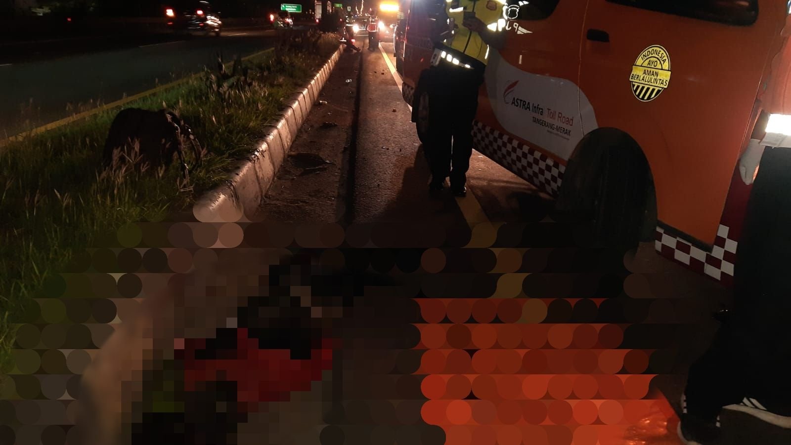 Apes.... Seorang Pejalan Kaki Tewas Tertabrak Saat Nekat Menyeberang di Tol Tangerang-Merak 4 Apes.... Seorang Pejalan Kaki Tewas Tertabrak Saat Nekat Menyeberang di Tol Tangerang-Merak