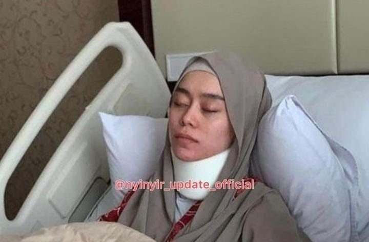 Pasca Sembuh dan Pulih dari Sakit, Lesti Kejora akan Dipanggil Polisi, Ada Apa? 2 Tulang leher bergeser dan harus dipasang gips, begini kondisi terkini Lesti Kejora usai alami KDRT
