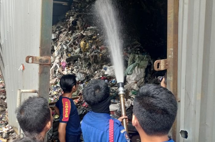 Gegara Las, Tumpukan Limbah Scrap di Cikande Kabupaten Serang Terbakar 3 Gegara Las, Tumpukan Limbah Scrap di Cikande Kabupaten Serang Terbakar