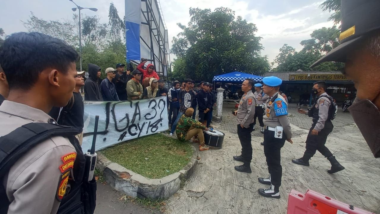Memaksa Masuk Stadion Krakatau Steel untuk Menonton Liga 3, Suporter Persic Dihalau Polisi 5 Memaksa Masuk Stadion Krakatau Steel untuk Menonton Liga 3, Suporter Persic Dihalau Polisi