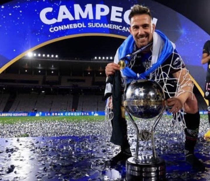 Mantan Pemain Persib Juara Copa Sudamericana 2022, Ini Dia Sosok Pemainnya! 1 Mantan Pemain Persib Juara Copa Sudamericana 2022, Ini Dia Sosok Pemainnya!