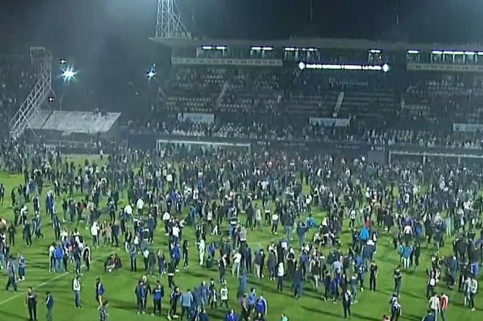 Belum Sepekan Tragedi Kanjuruhan, Gas Air Mata Kembali Ditembakkan ke Tribun hingga Penonton Kocar-kacir 1 Belum Sepekan Tragedi Kanjuruhan, Gas Air Mata Kembali Ditembakkan ke Tribun hingga Penonton Kocar-kacir