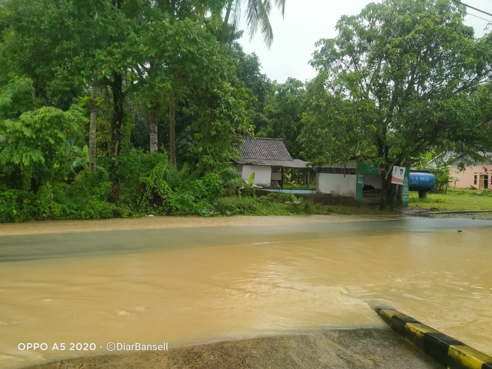 Petugas Kebencanaan Kerahkan Perahu Karet Evakuasi Warga Terdampak Banjir