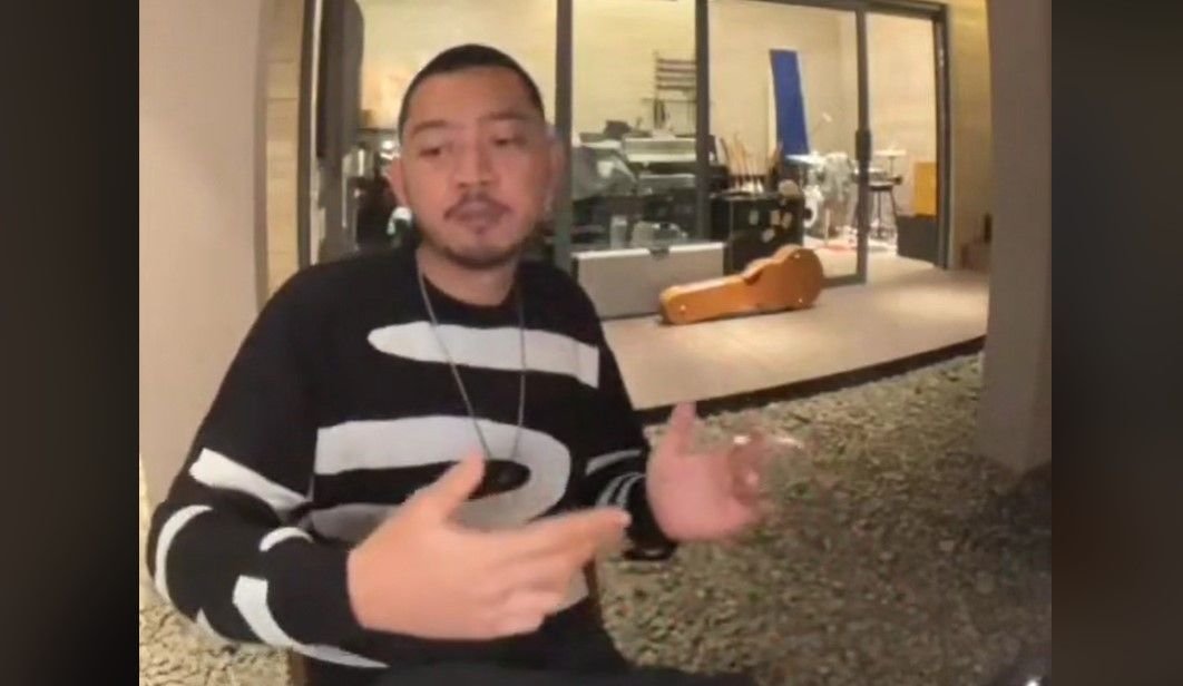 Pamungkas Klarifikasi Gesek HP Penonton ke Alat Vital: Itu Fan Service Antara Aku dan Penggemar 1 Pamungkas Klarifikasi Gesek HP Penonton ke Alat Vital: Itu Fan Service Antara Aku dan Penggemar