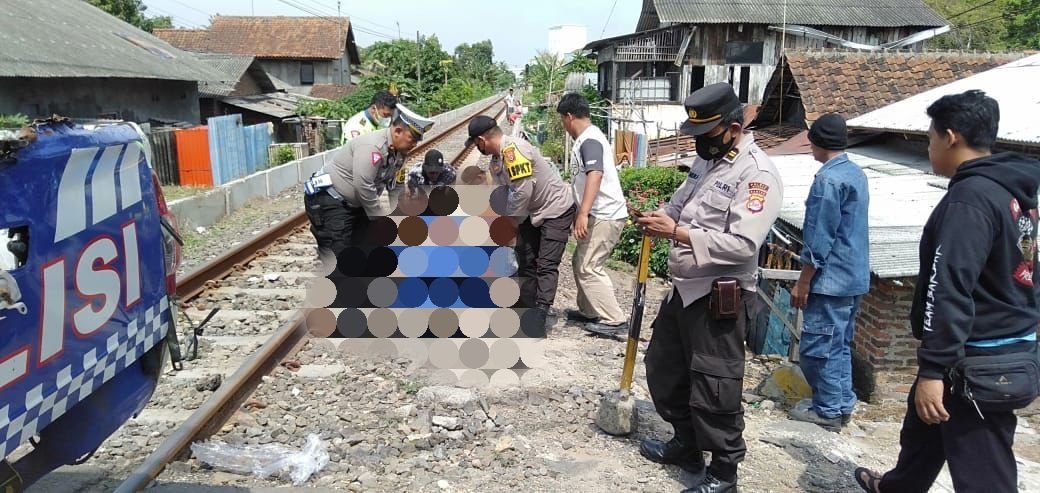Bahaya Pakai Headset saat Berkendara, Pelajar di Cilegon Tersambar Kereta Api hingga Tewas 1 Bahaya Pakai Headset saat Berkendara, Pelajar di Cilegon Tersambar Kereta Api hingga Tewas