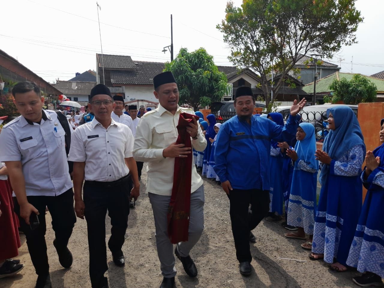 Hadiri Peringatan Maulid di MI Al Jauharotunnaqiyyah Priuk, Ketua DPRD Cilegon Disambut Salawat Nariyah