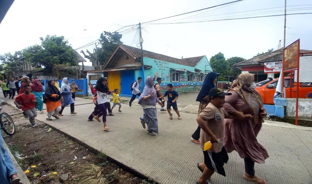 Warga Kota Cilegon Berhamburan Keluar Rumah Cari Tempat Menyelamatkan Diri.. Innalillahi..  