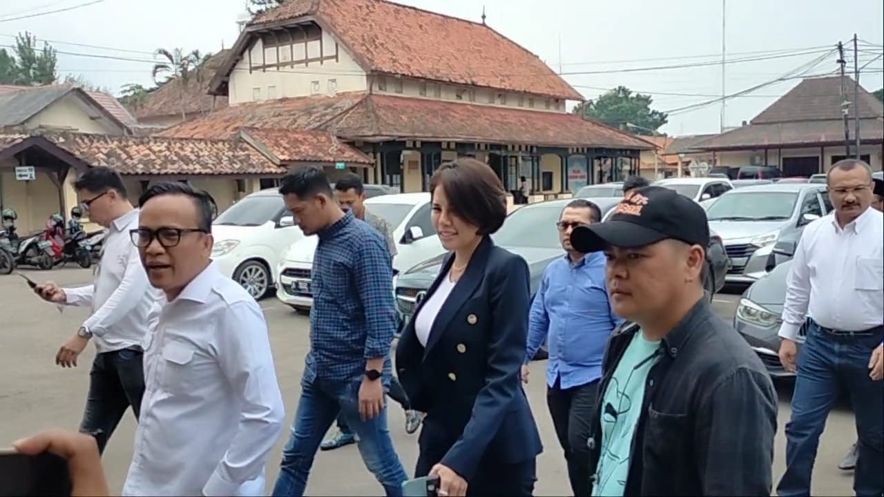 Nikita Mirzani Diserahkan ke Kejari Serang, Langsung Ditahan? 3 Nikita Mirzani Diserahkan ke Kejari Serang, Langsung Ditahan?
