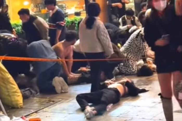 Detik-detik Mengerikan Korban Berjatuhan Saat Tragedi Halloween Itaewon, Korban Kebanyakan Remaja 4 Detik-detik Mengerikan Korban Berjatuhan Saat Tragedi Halloween Itaewon, Korban Kebanyakan Remaja