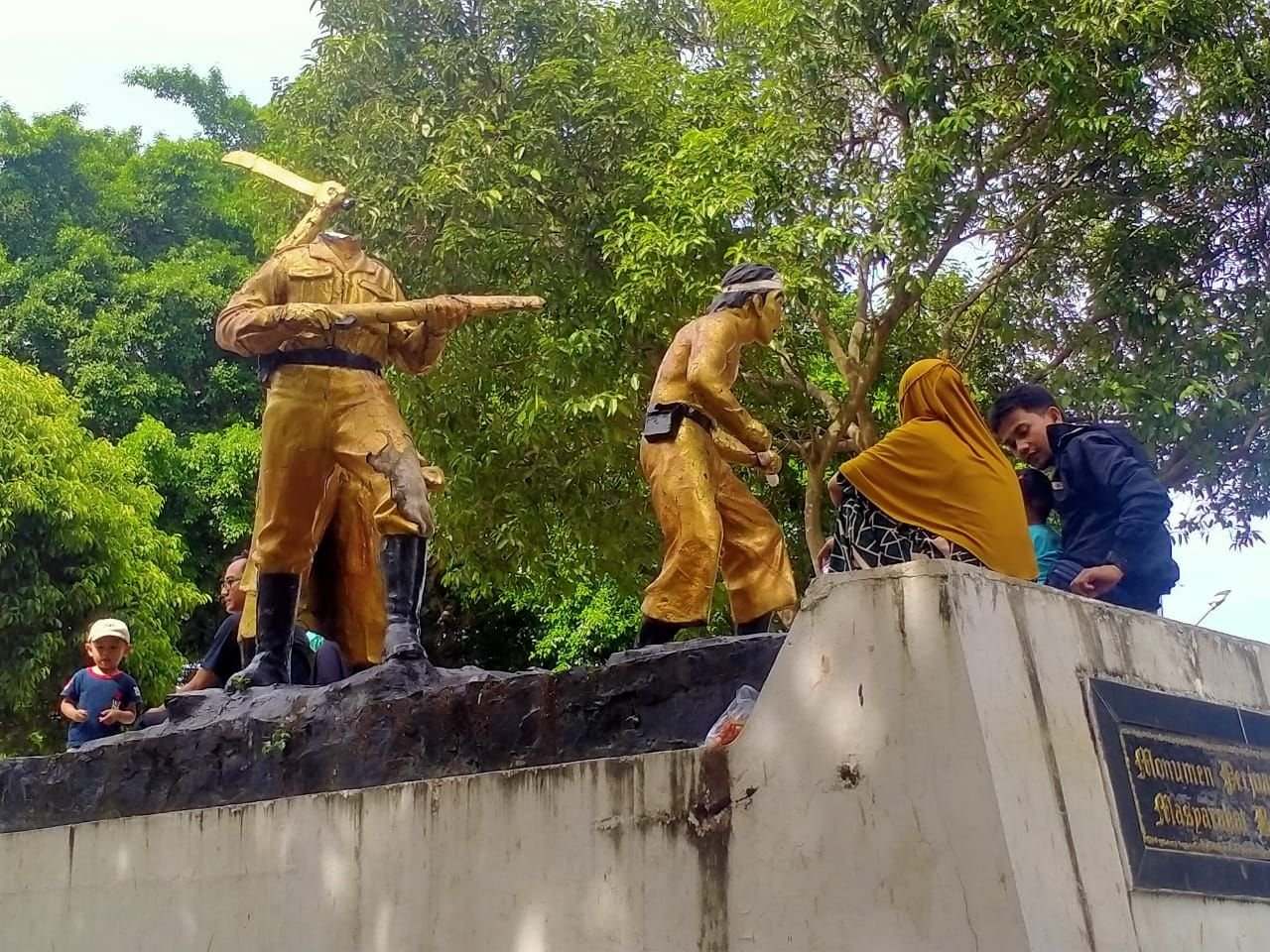 Kepala Patung Pahlawan Hilang, Hayo Siapa yang Ngambil, Membahayakan Pengunjung di Alun-Alun Kota Serang 1 Kepala Patung Pahlawan Hilang, Hayo Siapa yang Ngambil, Membahayakan Pengunjung di Alun-Alun Kota Serang