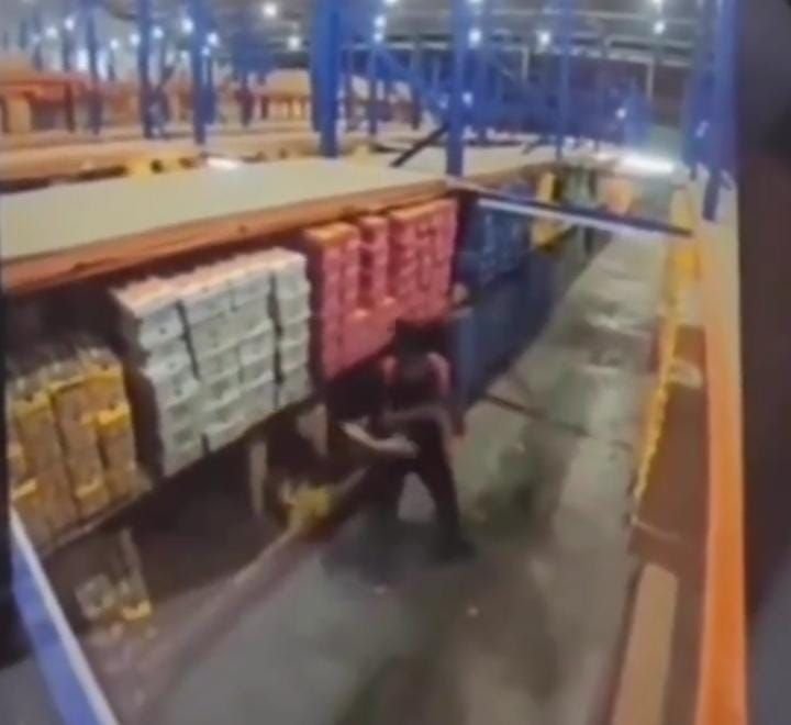 Karyawan Gudang Ini Kaget Sekaligus Terpental Jauh Usai Barang yang Disusunnya Berhamburan 2 Karyawan Gudang Ini Kaget Sekaligus Terpental Jauh Usai Barang yang Disusunnya Berhamburan
