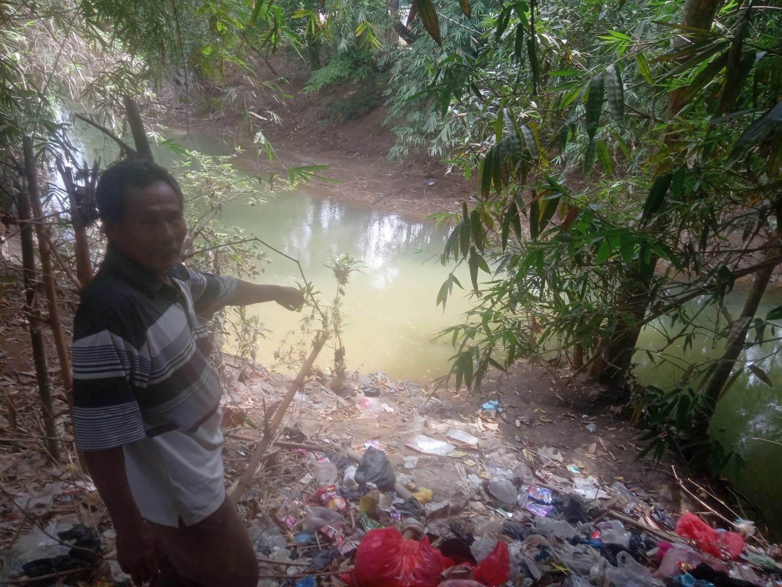 Tragis....Ditinggal Orantunya ke Warung, Balita di Kabupaten Serang Ditemukan Meninggal di Sungai 4 Tragis....Ditinggal Orantunya ke Warung, Balita di Kabupaten Serang Ditemukan Meninggal di Sungai