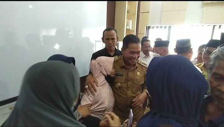 Tahu Bakal Direlokasi, Nenek Warga Kantin Serang Menangis Histeris Dipelukan Walikota Syafrudin