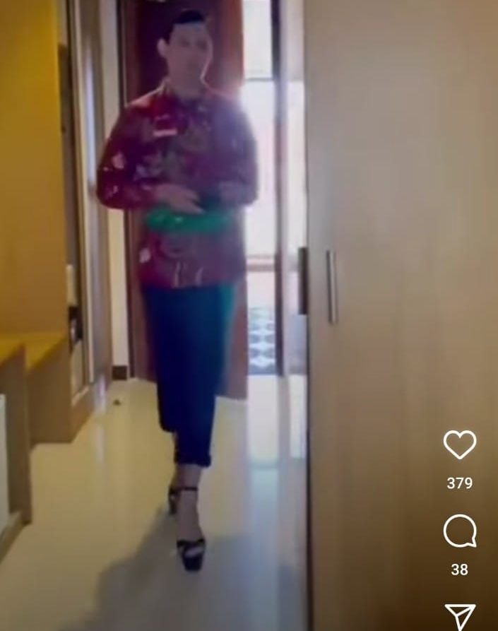 Video Perempuan Kebaya Merah Diparodikan, Bikin Ngakak So Hard 2 Video Perempuan Kebaya Merah Diparodikan, Bikin Ngakak So Hard