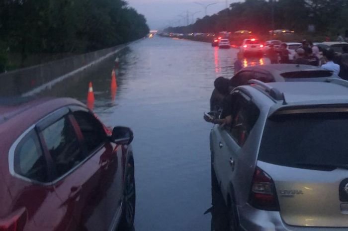 Update Banjir Tol Tangerang Merak, Apa Hari ini Sudah Surut?  1 Banjir Masuk Tol Tangerang Merak, Lalu Lintas Macet Parah hingga Pengguna Tol Terjebak