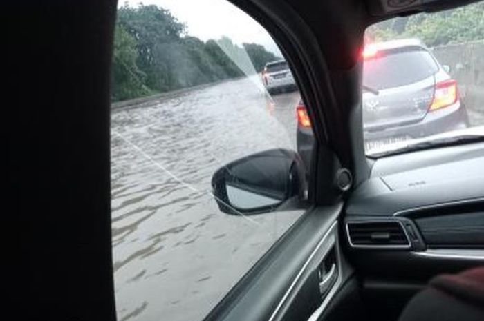 Tol Tangerang Merak Banjir Parah, Kendaraan Mogok, Kemacetan Mengular 11 Kilometer 7 Bukan Kali Ini Terjadi, Tol Tangerang Merak Juga Pernah Diterjang Banjir 10 Tahun Lalu