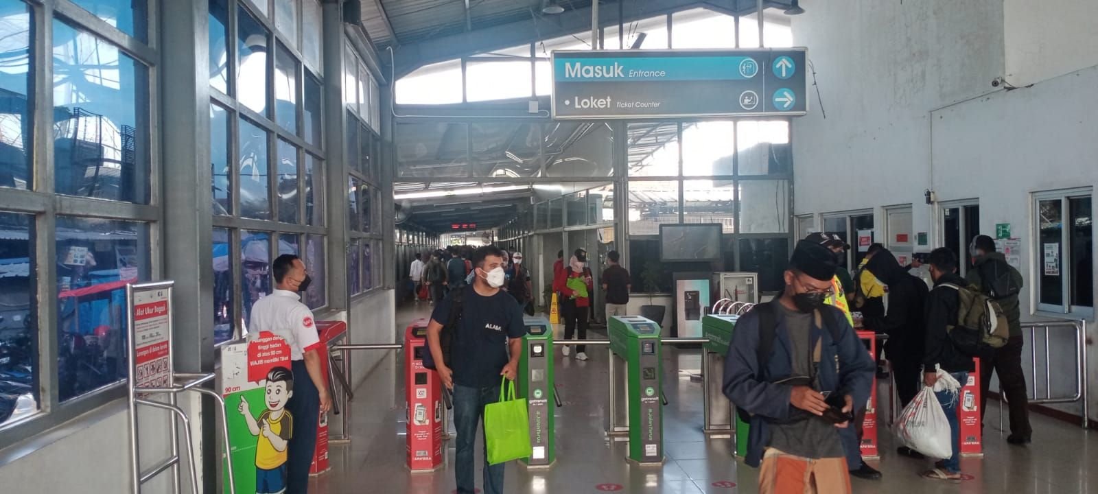 Pengguna KRL Stasiun Rangkasbitung Selalu Ramai Setiap Akhir Pekan 7 Pengguna KRL Stasiun Rangkasbitung Selalu Ramai Setiap Akhir Pekan