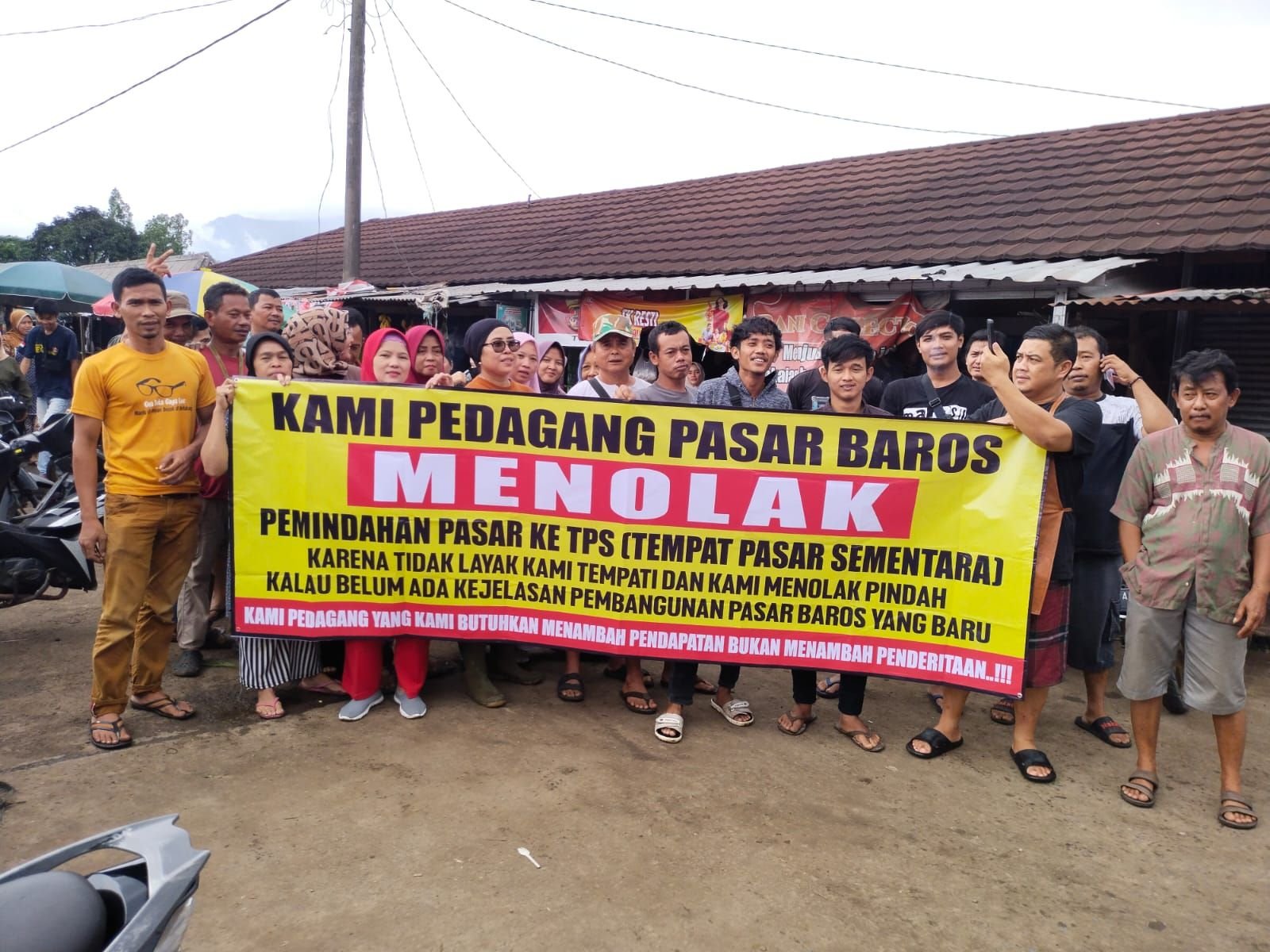 Serius Protes Pasar Sementara, Pedagang Pasar Baros Bentangkan Spanduk Penolakan
